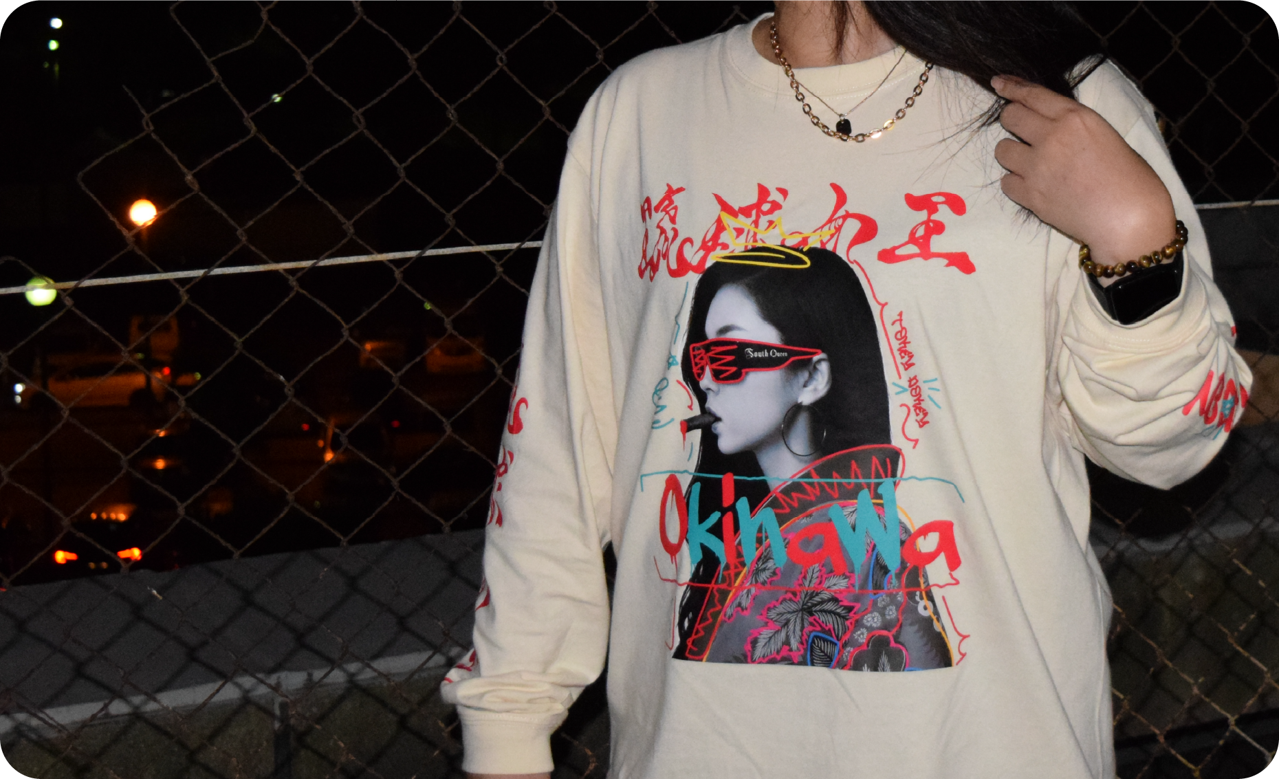 琉球女王デザインのロンTを着用した女性のイメージ写真